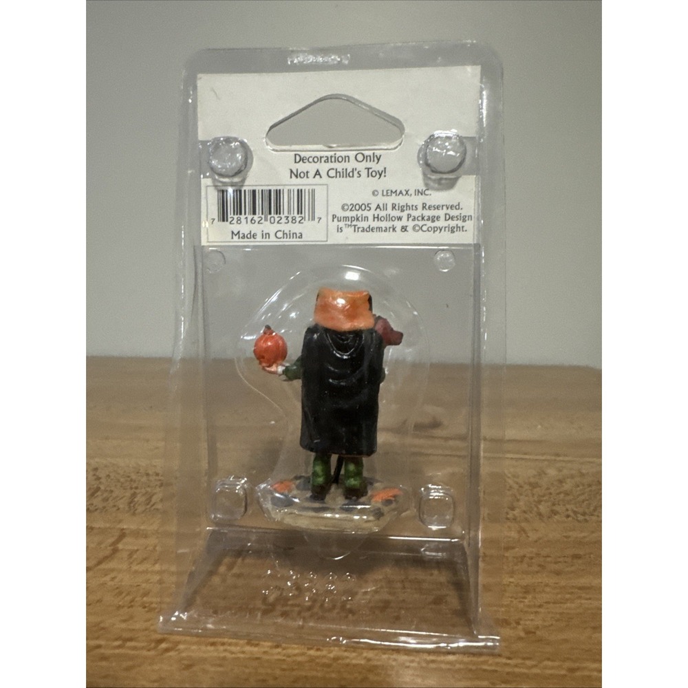 Lemax 2000 The Headless Horseman Spooky Town #02382 Boy Play Mythical Figure - Picture 2 of 2